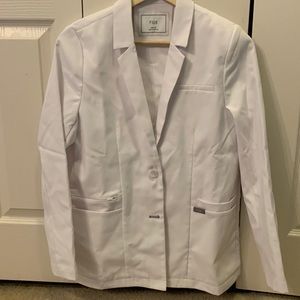 Bellevue slim short lab coat